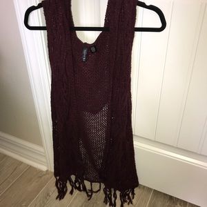 Tilly’s Maroon sleeveless cardigan